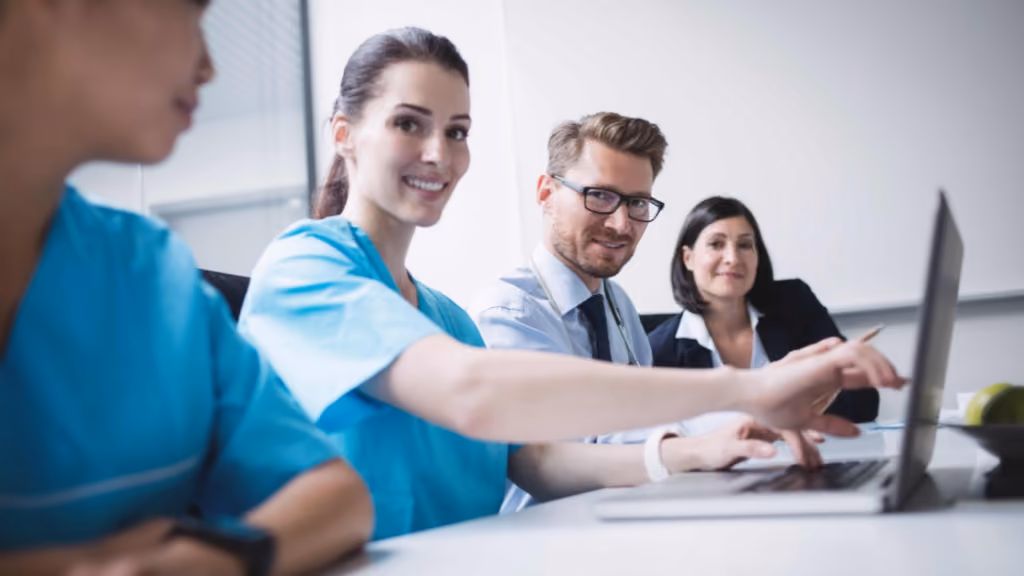 Professionnels de santé réunis autour d’un ordinateur portable