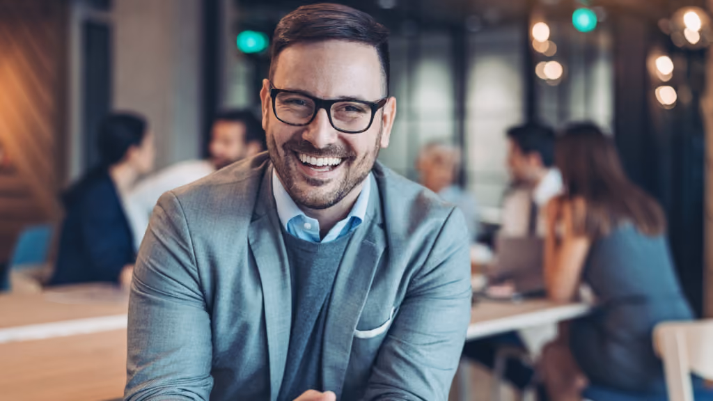 Manager souriant dans un espace de travail collectif