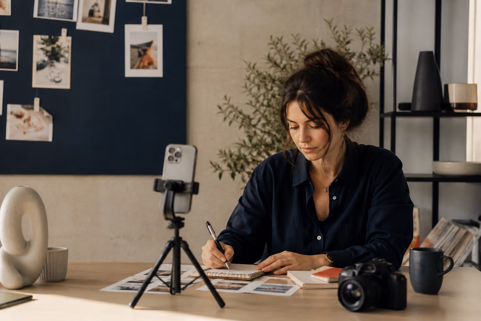 Illustration éditoriale pour l’article : Instagram et TikTok en 2026 : pourquoi publier plus ne sert à rien (et quoi faire à la place).