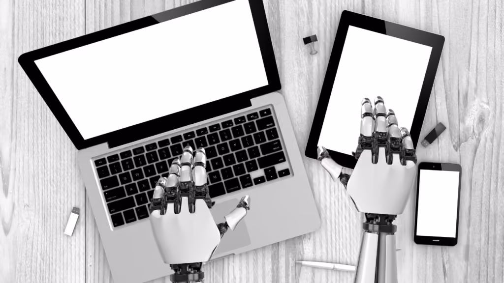 Mains robotisées utilisant un ordinateur portable et une tablette