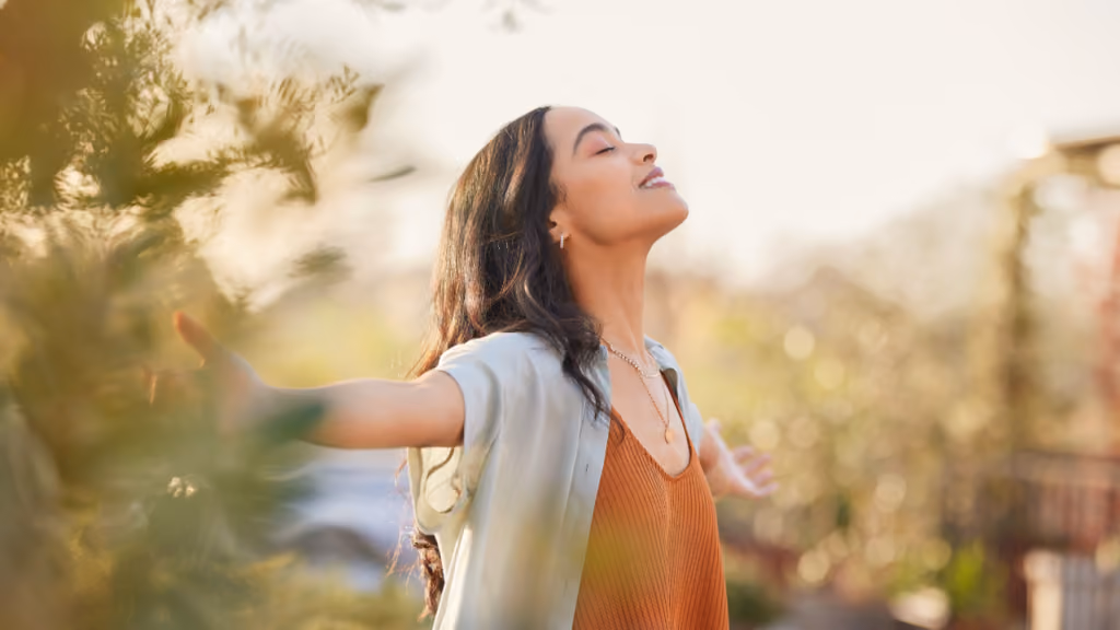 Femme pratiquant une respiration relaxante en extérieur