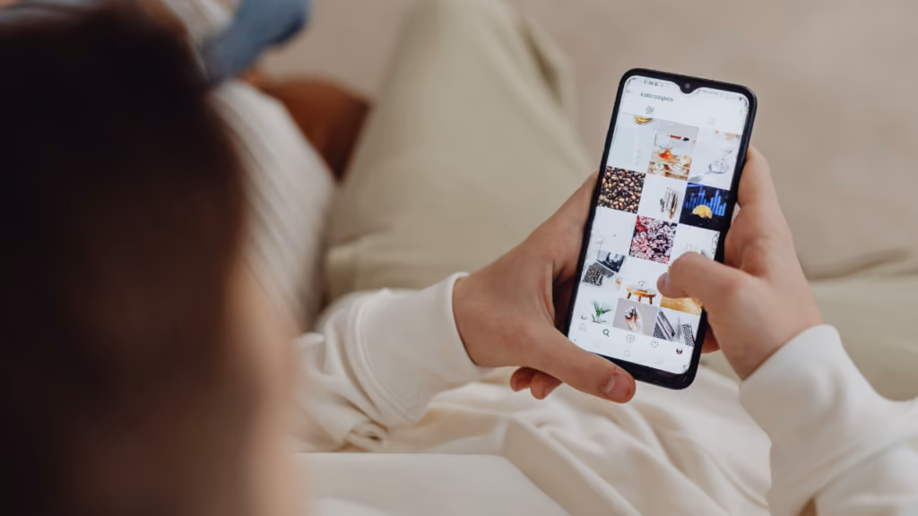 Personne consultant un fil Instagram sur son smartphone
