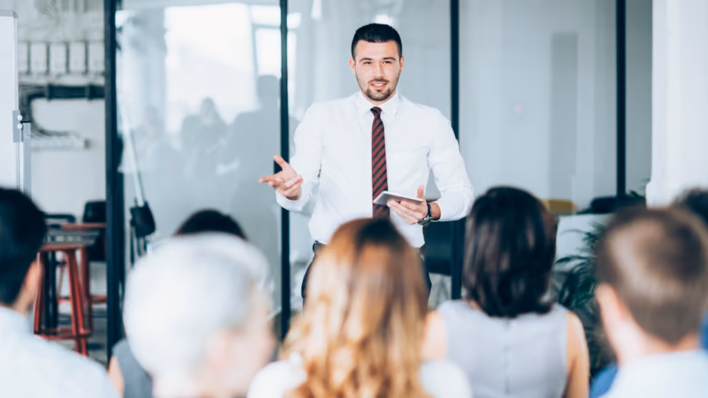 Intervenant présentant un sujet à un groupe de professionnels