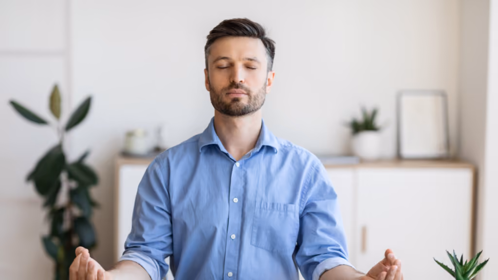 Professionnel méditant les yeux fermés